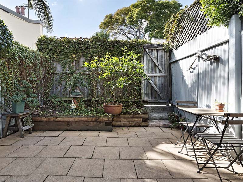 Auction Bidding in Inner City, Sydney - Courtyard
