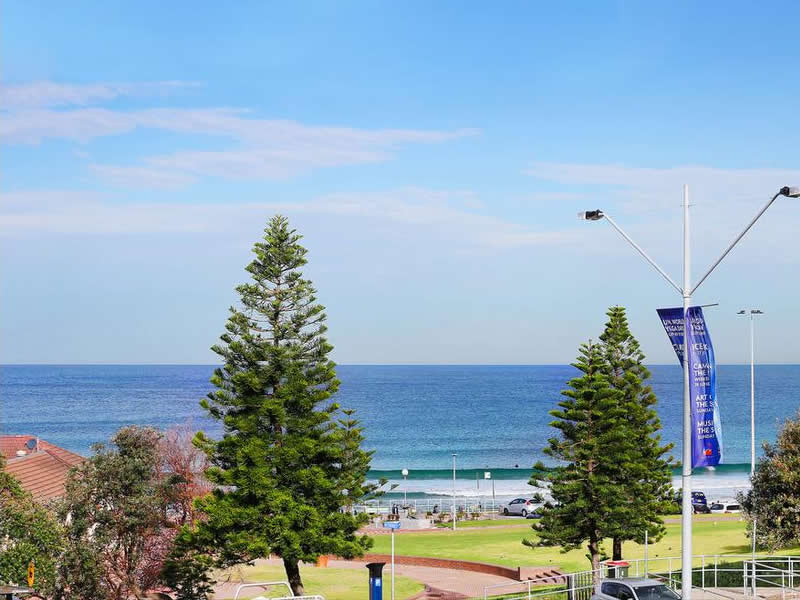 Auction Bidding in Bondi Beach, Sydney - Exterior