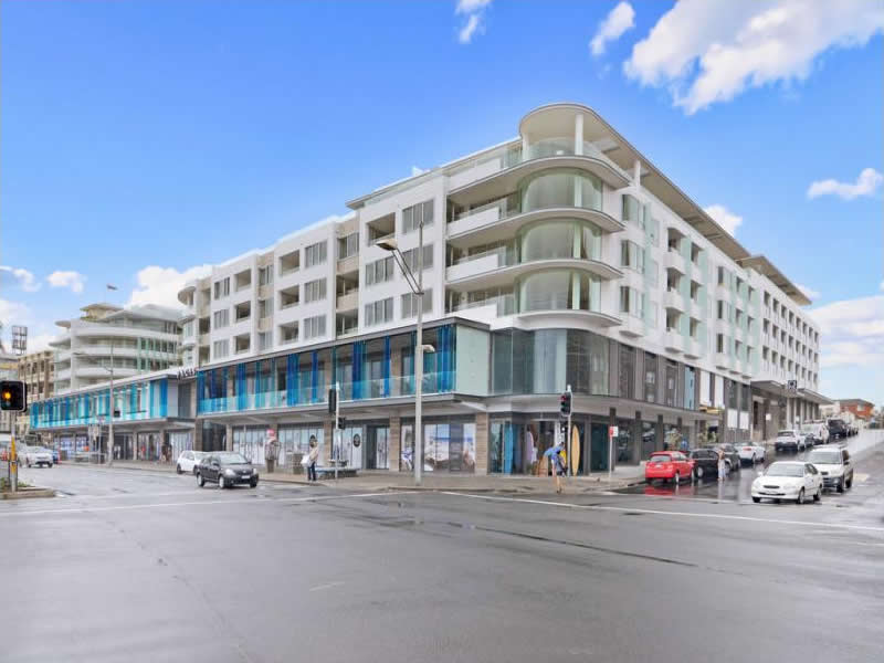 Auction Bidding in Bondi Beach, Sydney - Front