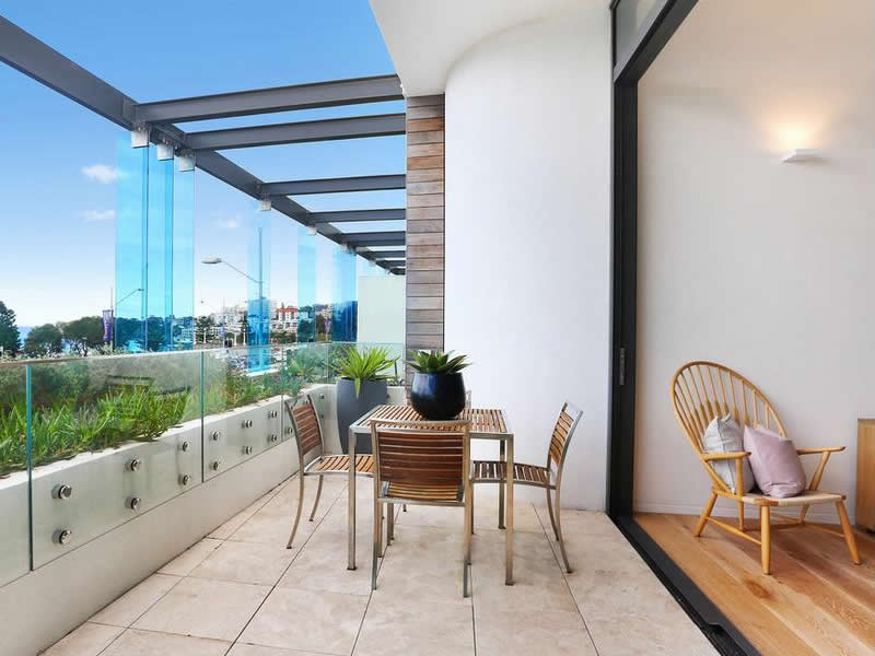 Auction Bidding in Bondi Beach, Sydney - Terrace