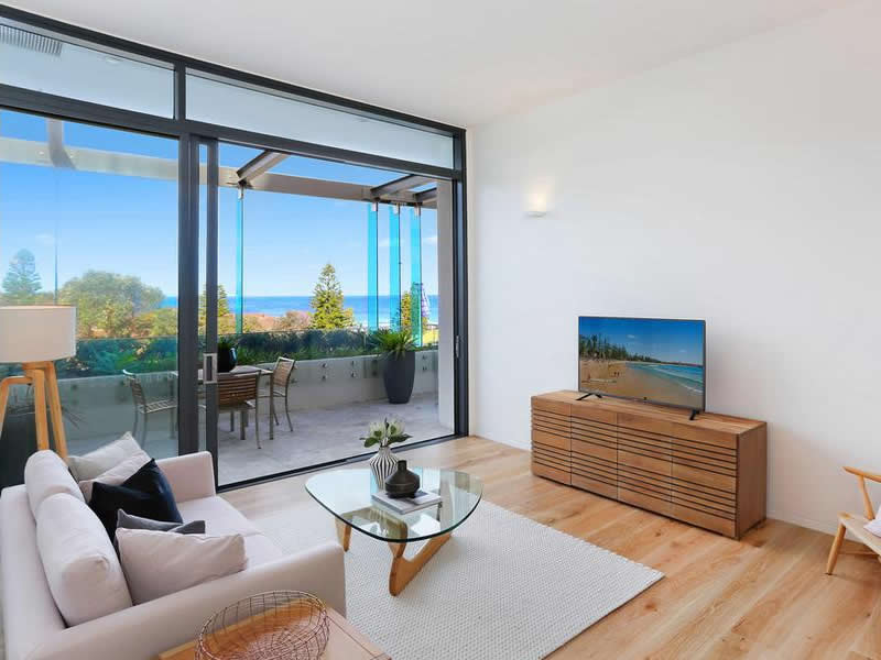 Auction Bidding in Bondi Beach, Sydney - Main