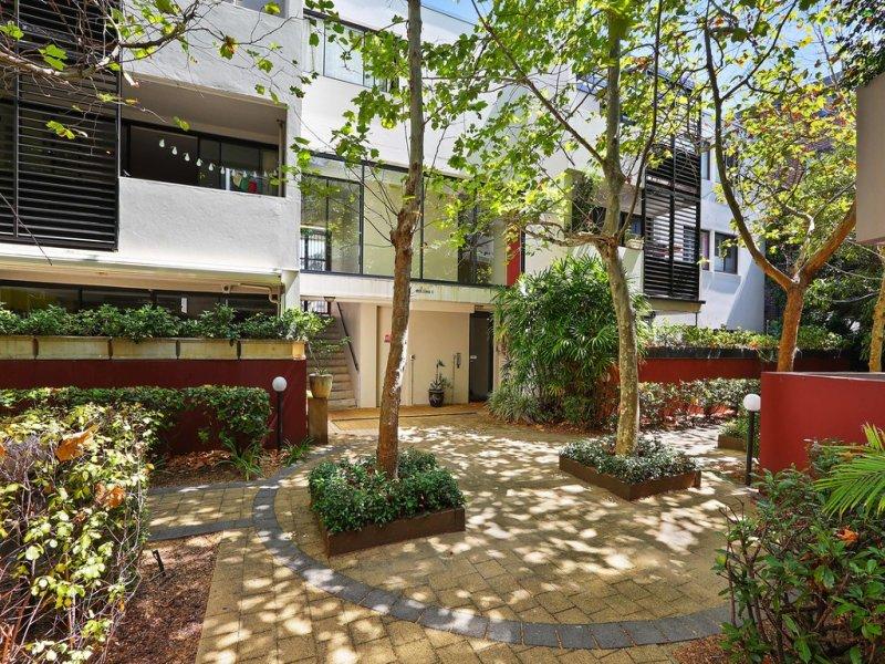 Auction Bidding in Chippendale, Sydney - Courtyard