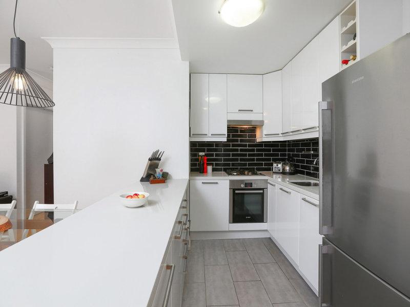 Auction Bidding in Chippendale, Sydney - Kitchen