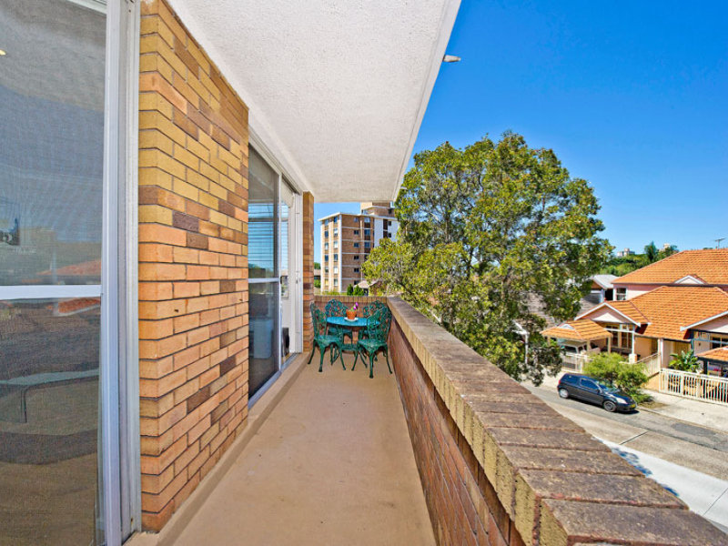 Auction Bidding in Bondi Beach, Sydney - Balcony