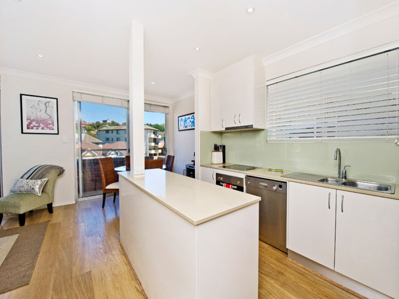 Auction Bidding in Bondi Beach, Sydney - Main
